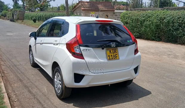 Honda Fit 2017 White - 1