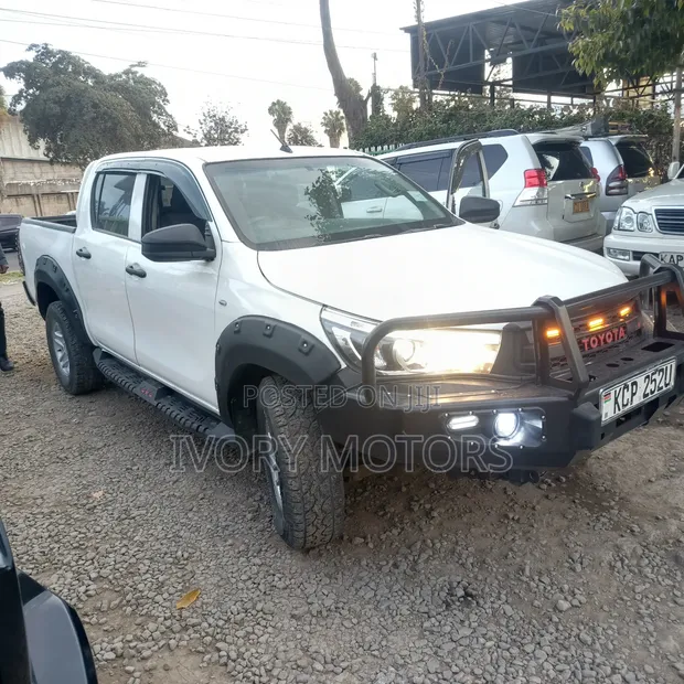Toyota Hilux Revo Double Cab Diesel 2.4 RWD 2017 White - 1