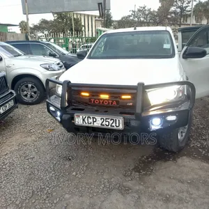 Toyota Hilux Revo Double Cab Diesel 2.4 RWD 2017 White