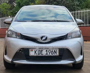 Toyota Vitz 2015 Nyeupe