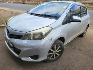 Toyota Vitz 2014 Nyeusi