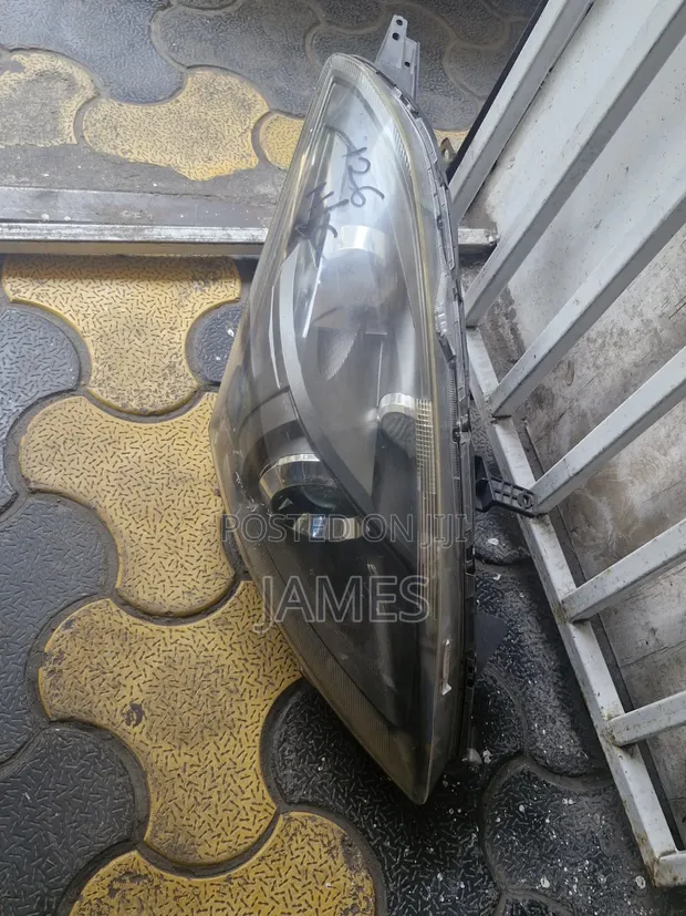 Suzuki Swift Xenon Headlights Nyeusi (Zilizotumika) - 1