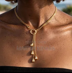 Mkufu wa Lariat wa Minyororo Mitatu ya Dhahabu na Pendenti za Matone