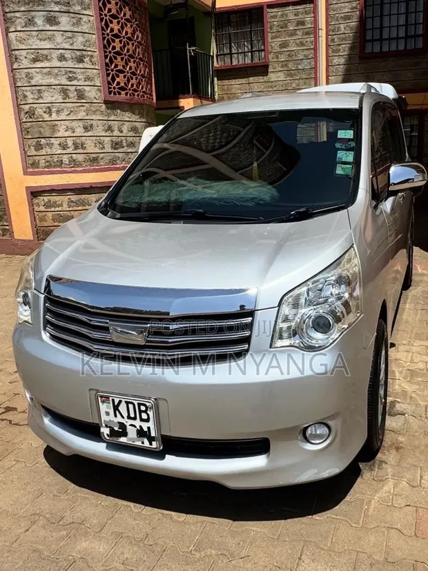 Toyota Noah 2.0 FWD (8 Seater) 2014 Silver - 1