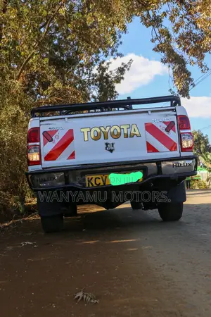 Toyota Hilux 2012 Nyeupe