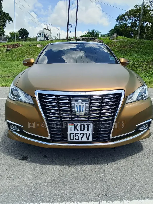Toyota Crown 2018 - Nyeupe (Imevikwa Kijani) - 1