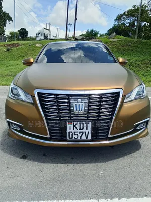 Toyota Crown 2018 - Nyeupe (Imevikwa Kijani)