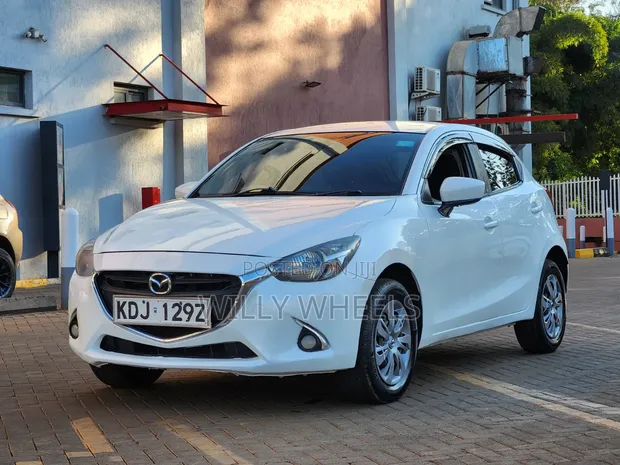Mazda Demio 2015 Nyeupe - 1