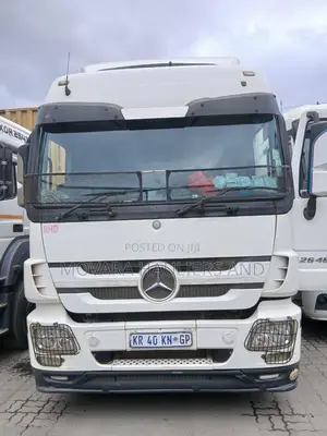 Semi-Trela kwa Huduma za Usafirishaji