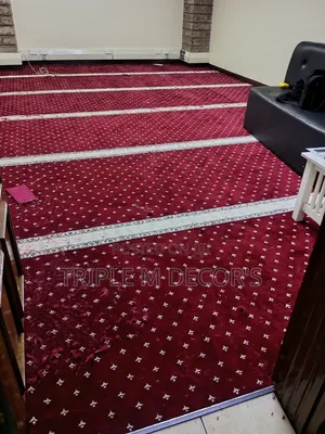 Sakafu ya Kifahari ya Maroon yenye Doti kwa Vyumba vya Mikutano