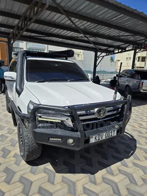 Toyota Land Cruiser 2018 - Nyeupe