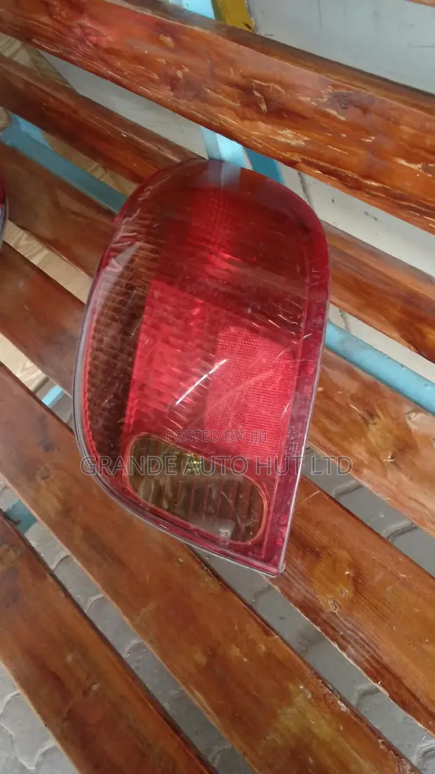 Toyota Vitz Taillight (2002) - 1