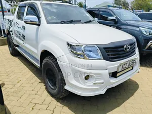 Toyota Hilux 2.5 D-4D 4x4 SRX 2012 White