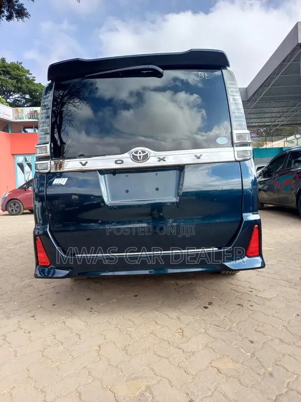 Toyota Voxy 2019 Bluu - 1