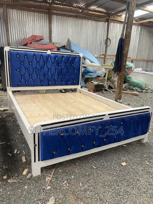 Kitanda cha Mocket cha Bluu chenye Rangi na Fremu ya Mbao Nyeupe na Nyeusi