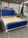 Kitanda cha Mocket cha Bluu chenye Rangi na Fremu ya Mbao Nyeupe na Nyeusi - 2