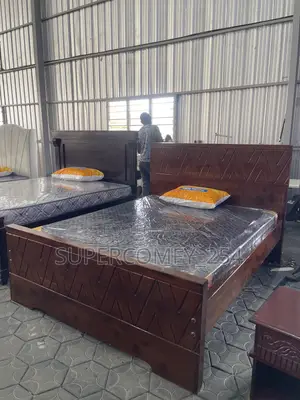 Kitanda cha Queen Size cha Mahogany na Godoro la HD