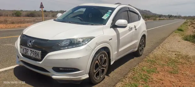 Honda Vezel 2017 White - 1