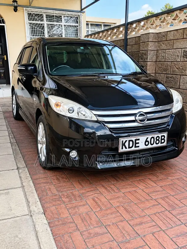 Nissan Serena 2014 Nyeusi 7 Seater - 1