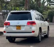 Toyota Land Cruiser 4.6 V8 ZX 2016 Nyeupe - 3