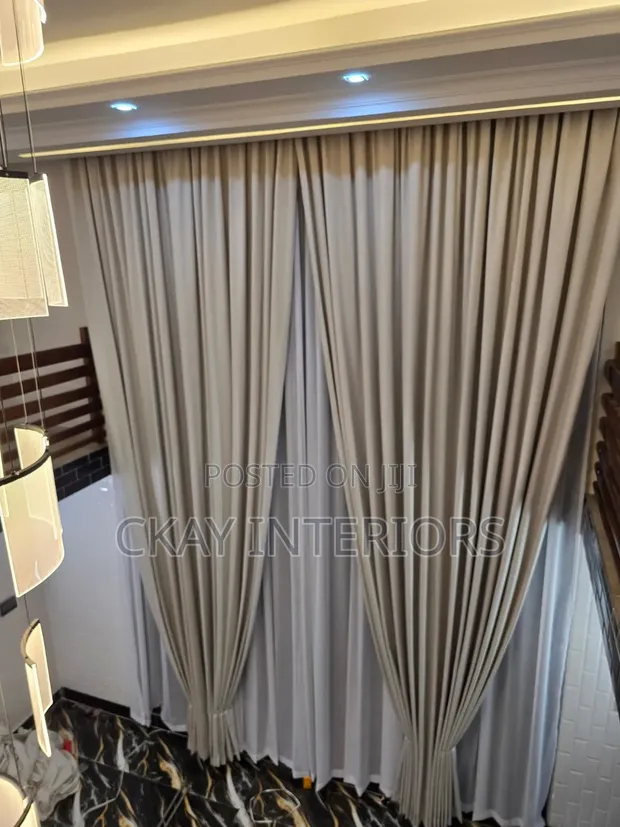Stylish Curtains for a Polished Dining Area - 1