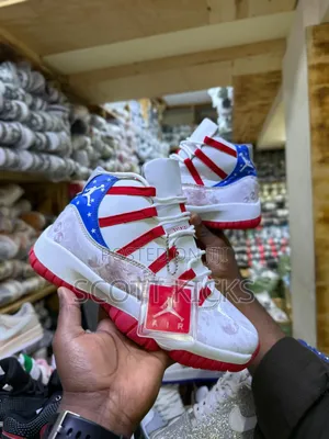 Viatu vya Air Jordan 11 "Moon Landing"