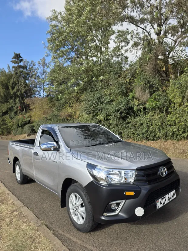 Toyota Hilux 2019 Silver - 1
