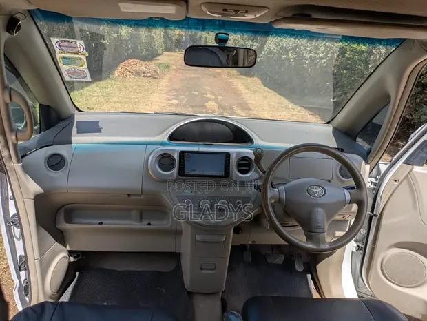 Toyota Porte 2011 Nyeupe - 1