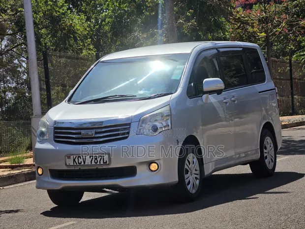 Toyota Noah 2.0 158hp FWD (8 Seater) 2012 Silver - 1