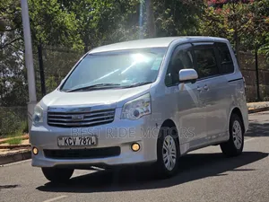 Toyota Noah 2.0 158hp FWD (8 Seater) 2012 Silver