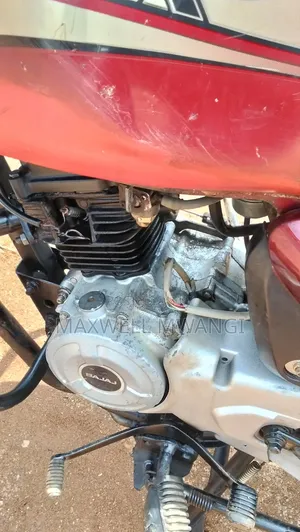 Bajaj Boxer 2015 Nyekundu