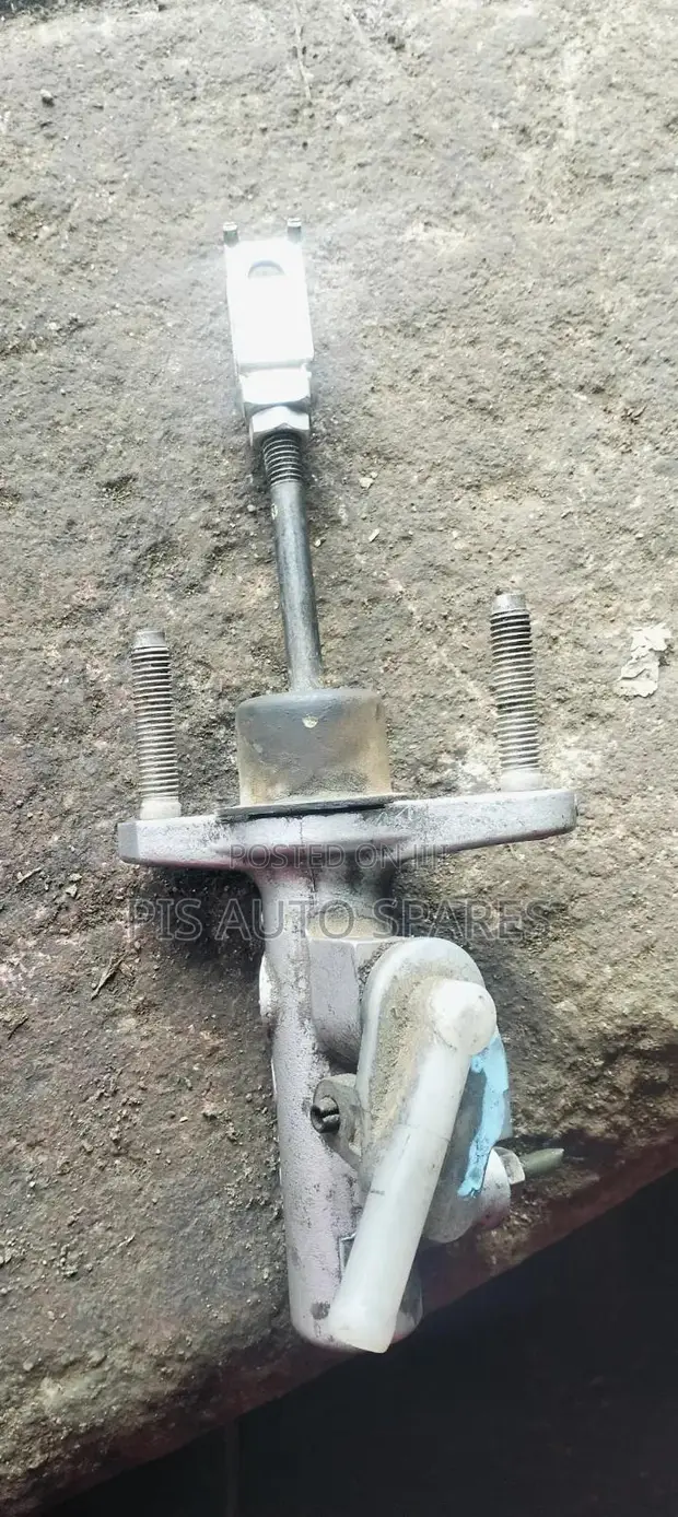 Toyota Hilux Clutch Cylinder (Used) - 1