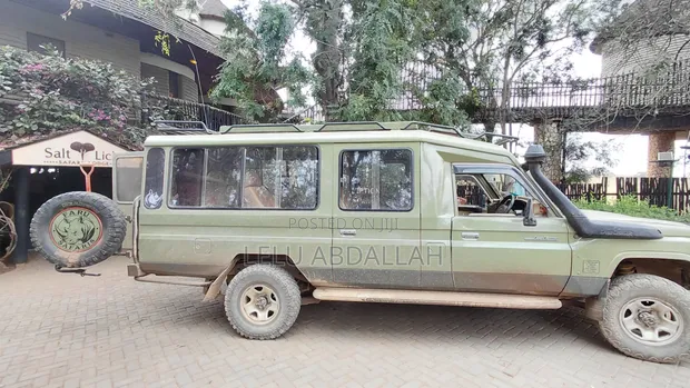 Toyota Land Cruiser 78 Series Safari Cruiser kwa Kukodisha - 1