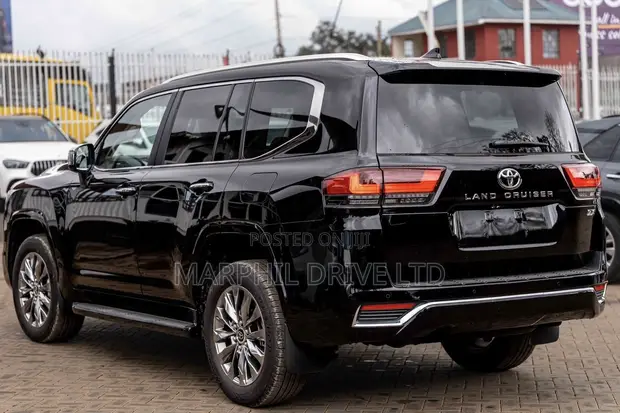 Toyota Land Cruiser LC300 2023 - Nyeusi - 1