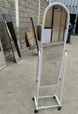 Kioo cha Kuvaa cha White Chenye Magurudumu na Rafu ya Viatu - 1