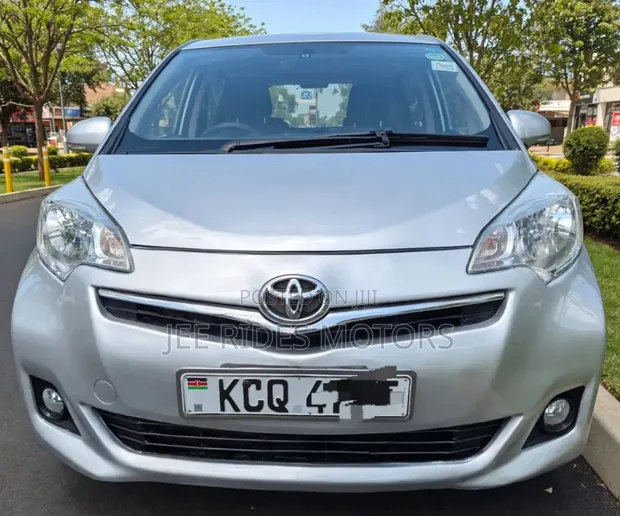 Toyota Ractis 2011 Silver - 1