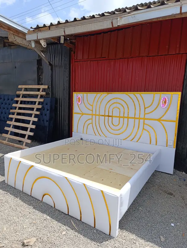 Kitanda cha King Size chenye Headboard Iliyopanuliwa - 1