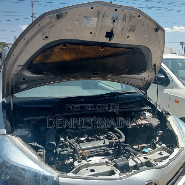 Toyota Vitz 1.3 FWD 5dr 2012 Silver - 1