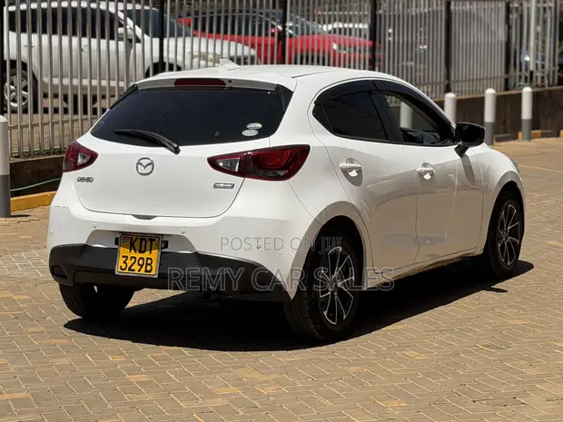 Mazda Demio 2018 Nyeupe - 1