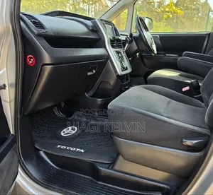 Toyota Noah 2012 Nyeupe