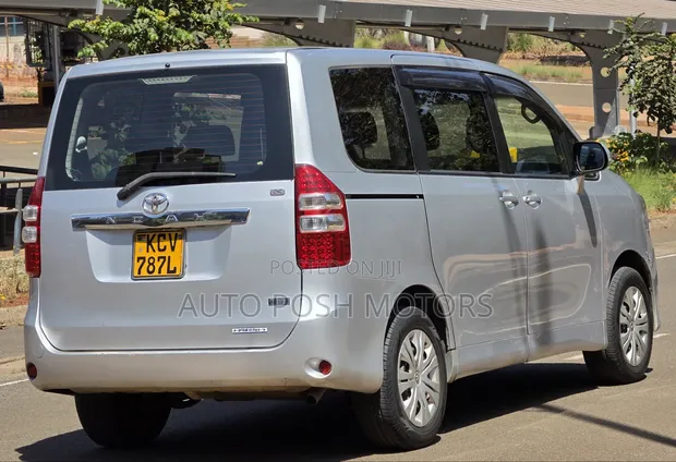 Toyota Noah 2012 Silver - 1