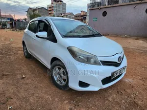 Toyota Vitz 2012 Nyeupe