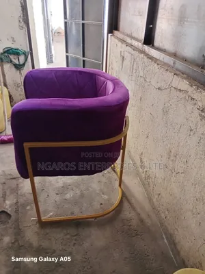 Stylish Saloon Chair - Brand New