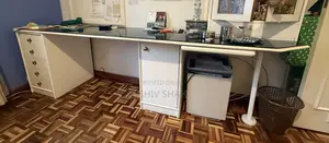 Meza ya Mbao na Kioo Nyeusi na Kabati