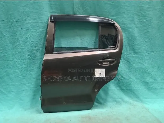 Toyota Passo KGC30 Left Door Assembly (Used) - 1