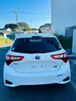 Toyota Vitz 1.5 FWD Hybrid 2019 Nyeupe - 2