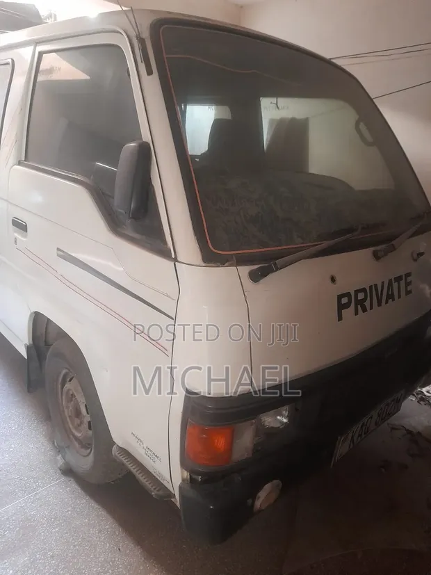 Nissan Caravan (Urvan) 2002 - 1