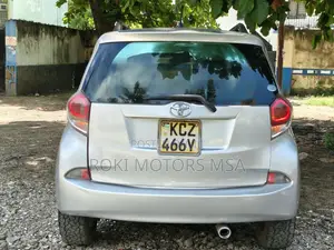 Toyota Ractis 2013 Nyeusi