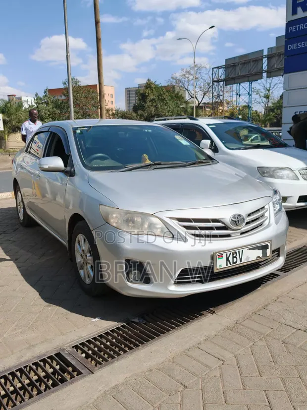 Toyota Corolla 2012 Silver - 1