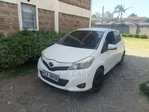 Toyota Vitz 1.3 FWD 5dr Hatchback 2013 Nyeupe